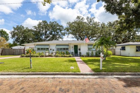House in Dunedin, Florida 2 bedrooms, 150.97 sq.m. № 2388771