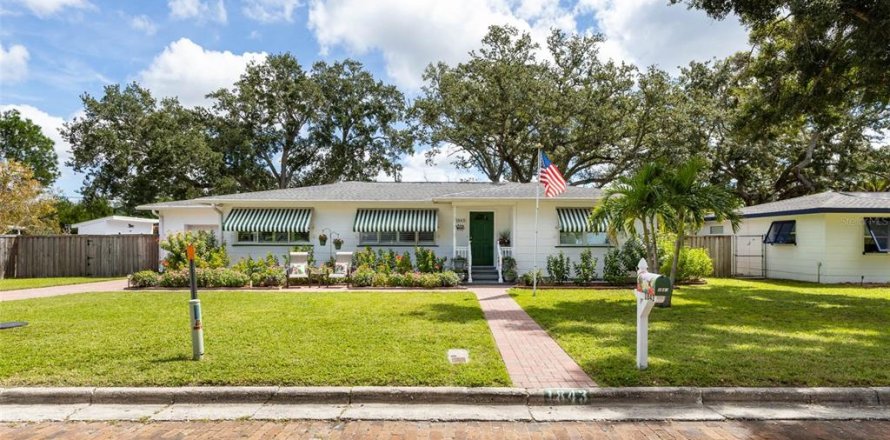 House in Dunedin, Florida 2 bedrooms, 150.97 sq.m. № 2388771