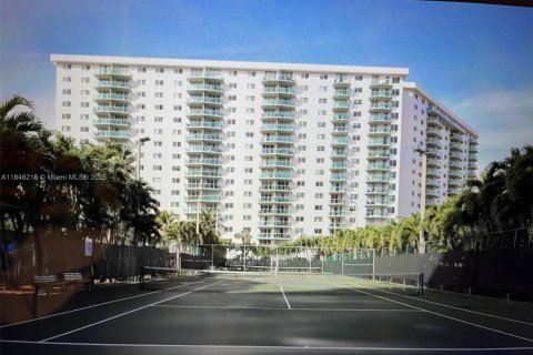 Condo in Sunny Isles Beach, Florida, 1 bedroom  № 1892507 - photo 29
