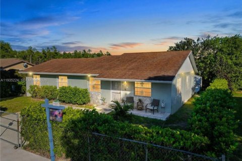 Casa en venta en Florida City, Florida, 4 dormitorios, 155.61 m2 № 2002326 - foto 2