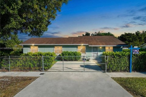 Casa en Florida City, Florida 4 dormitorios, 155.61 m2 № 2002326