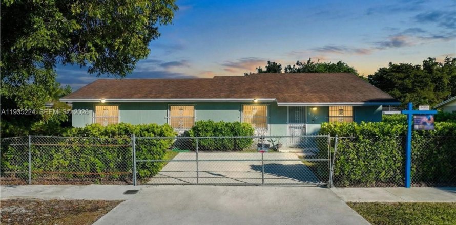 Casa en Florida City, Florida 4 dormitorios, 155.61 m2 № 2002326