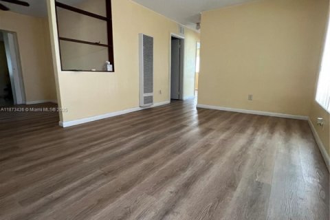 House in Miami, Florida 4 bedrooms, 158.12 sq.m. № 1977939 - photo 2