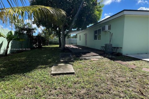 House in Miami, Florida 4 bedrooms, 158.12 sq.m. № 1977939 - photo 11