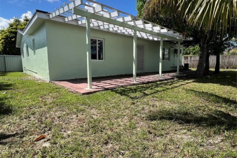 House in Miami, Florida 4 bedrooms, 158.12 sq.m. № 1977939 - photo 12