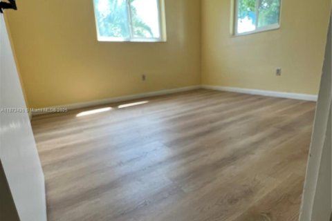 House in Miami, Florida 4 bedrooms, 158.12 sq.m. № 1977939 - photo 5