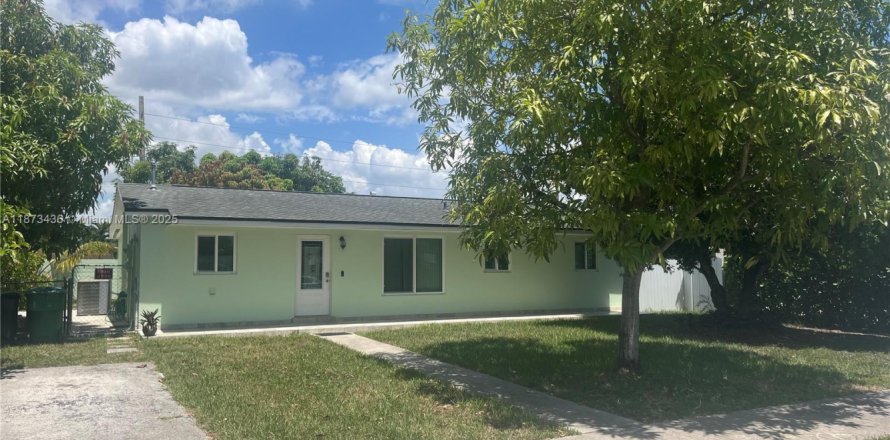 House in Miami, Florida 4 bedrooms, 158.12 sq.m. № 1977939