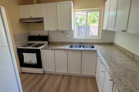 House in Miami, Florida 4 bedrooms, 158.12 sq.m. № 1977939 - photo 3