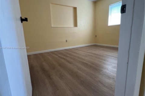 House in Miami, Florida 4 bedrooms, 158.12 sq.m. № 1977939 - photo 6