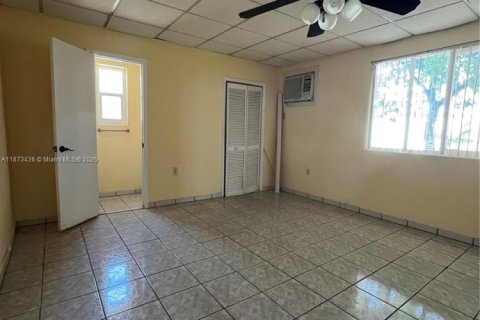 House in Miami, Florida 4 bedrooms, 158.12 sq.m. № 1977939 - photo 8