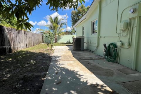 House in Miami, Florida 4 bedrooms, 158.12 sq.m. № 1977939 - photo 10