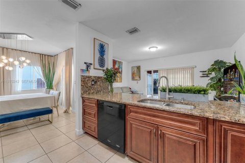 Купить таунхаус в Майами, Флорида 3 спальни, № 2032544 - фото 7