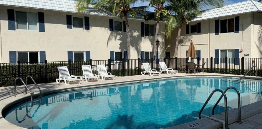 Condominio en Pinecrest, Florida, 1 dormitorio № 1898034