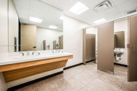 Commercial property in Miami, Florida № 1937554 - photo 8