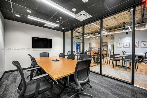 Commercial property in Miami, Florida № 1937554 - photo 7