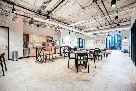 Commercial property in Miami, Florida № 1937554 - photo 5