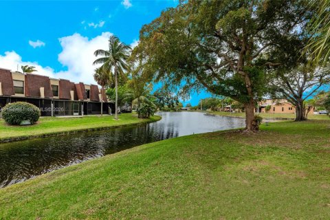 Купить таунхаус в Пемброк-Пайнс, Флорида 4 спальни, 150.13м2, № 2006405 - фото 2