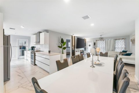 Casa en Oakland Park, Florida 4 dormitorios, 149.94 m2 № 1711143