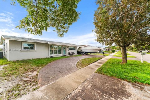 Casa en venta en Oakland Park, Florida, 4 dormitorios, 149.94 m2 № 1711143 - foto 3