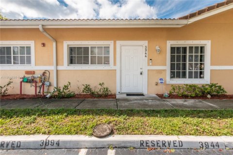 Casa en venta en Pembroke Park, Florida, 2 dormitorios, 88.26 m2 № 1955939 - foto 1