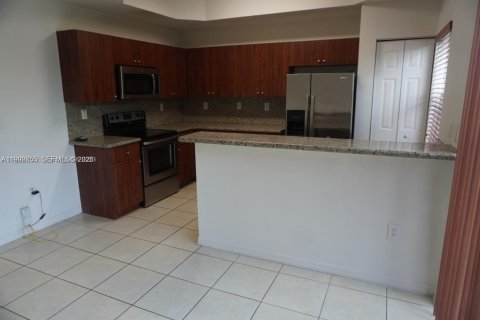 Villa ou maison à vendre à Pembroke Pines, Floride: 3 chambres, 128.11 m2 № 2056924 - photo 13