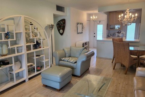 Купить кондоминиум в Лодердейл-Лейкс, Флорида 2 спальни, 87.7м2, № 1994153 - фото 1