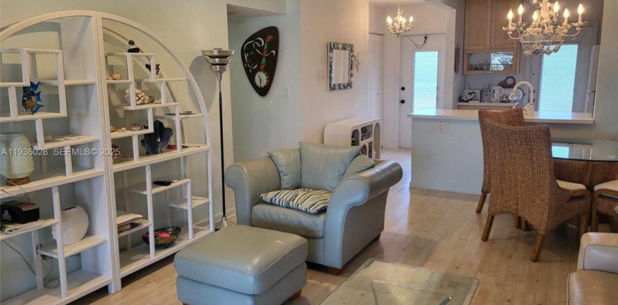 Кондоминиум с 2 спальнями в Лодердейл-Лейкс, Флорида № 1994153