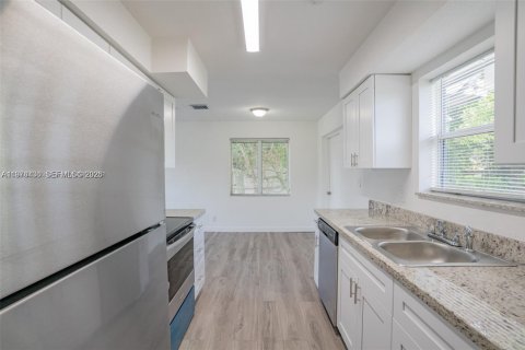 House in Fort Lauderdale, Florida 3 bedrooms, 113.81 sq.m. № 2041214 - photo 17