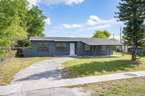 House in Fort Lauderdale, Florida 3 bedrooms, 113.81 sq.m. № 2041214 - photo 3