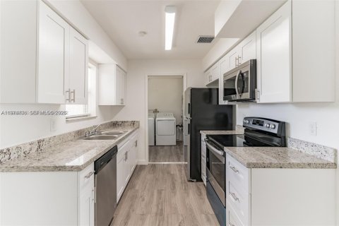 House in Fort Lauderdale, Florida 3 bedrooms, 113.81 sq.m. № 2041214