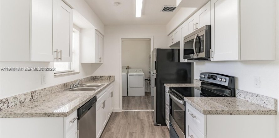 House in Fort Lauderdale, Florida 3 bedrooms, 113.81 sq.m. № 2041214