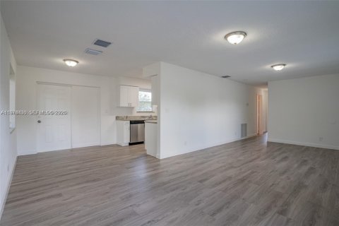 House in Fort Lauderdale, Florida 3 bedrooms, 113.81 sq.m. № 2041214 - photo 8