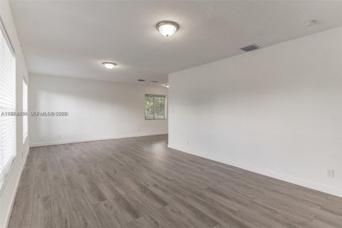 House in Fort Lauderdale, Florida 3 bedrooms, 113.81 sq.m. № 2041214 - photo 18