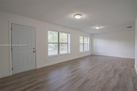 House in Fort Lauderdale, Florida 3 bedrooms, 113.81 sq.m. № 2041214 - photo 9