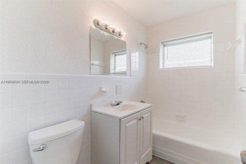 House in Fort Lauderdale, Florida 3 bedrooms, 113.81 sq.m. № 2041214 - photo 11