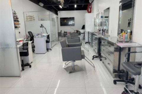 Commercial property in Hialeah, Florida № 2045565