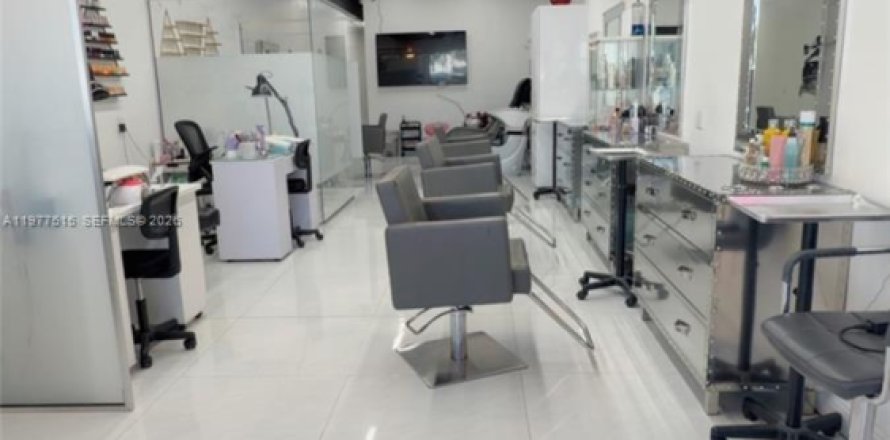 Commercial property in Hialeah, Florida № 2045565