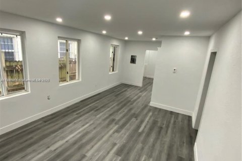 Снять в аренду виллу или дом в Майами, Флорида 3 спальни, 82.68м2, № 1963185 - фото 3