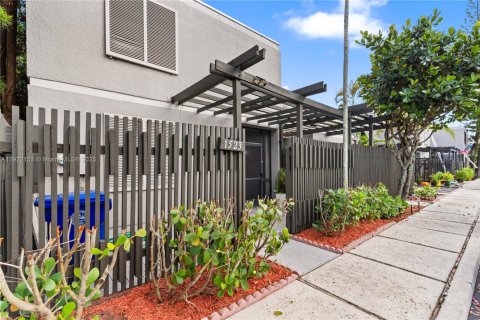 Купить таунхаус в Пемброк-Пайнс, Флорида 3 спальни, 140.38м2, № 1976004 - фото 2