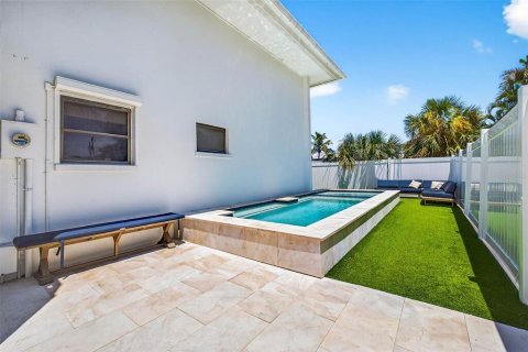 House in Holmes Beach, Florida 3 bedrooms, 137.31 sq.m. № 1875941 - photo 4