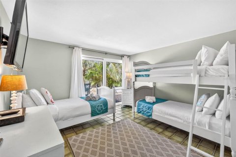 House in Holmes Beach, Florida 3 bedrooms, 137.31 sq.m. № 1875941 - photo 17