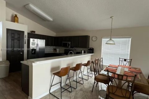 House in Davenport, Florida 4 bedrooms № 2034784 - photo 4