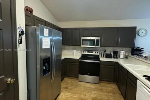 House in Davenport, Florida 4 bedrooms № 2034784 - photo 3