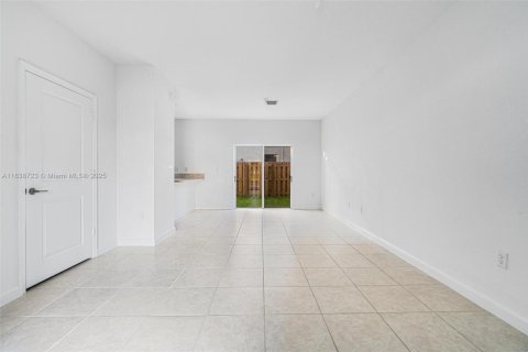 Снять в аренду таунхаус в Хомстед, Флорида 3 спальни, 133.97м2, № 1960920 - фото 10