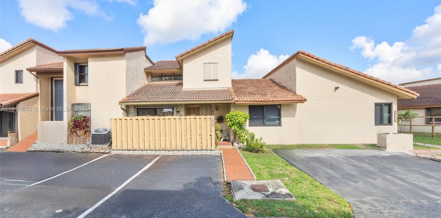 Townhouse in Miami, Florida 2 bedrooms, 163.04 sq.m. № 1762431