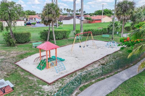 Townhouse in Miami, Florida 2 bedrooms, 163.04 sq.m. № 1762431 - photo 22