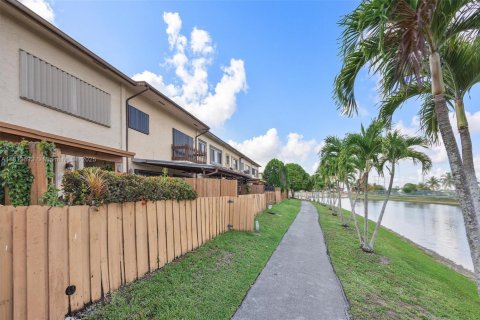 Townhouse in Miami, Florida 2 bedrooms, 163.04 sq.m. № 1762431 - photo 18