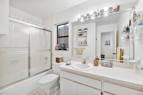 Townhouse in Miami, Florida 2 bedrooms, 163.04 sq.m. № 1762431 - photo 12