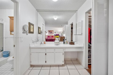 Townhouse in Miami, Florida 2 bedrooms, 163.04 sq.m. № 1762431 - photo 14