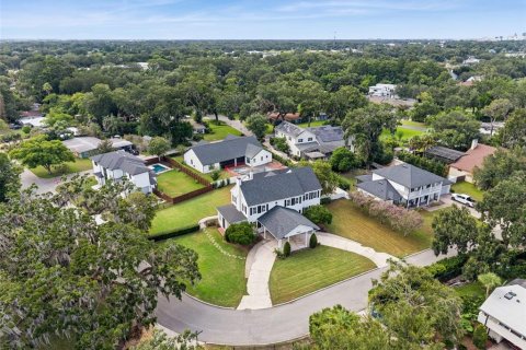 House in Orlando, Florida 5 bedrooms, 416.39 sq.m. № 2324210